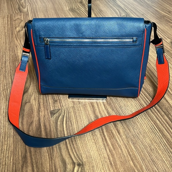 A188 - ๐ฏ % authentic Prada messenger crossbody bag - Picture 5 of 16